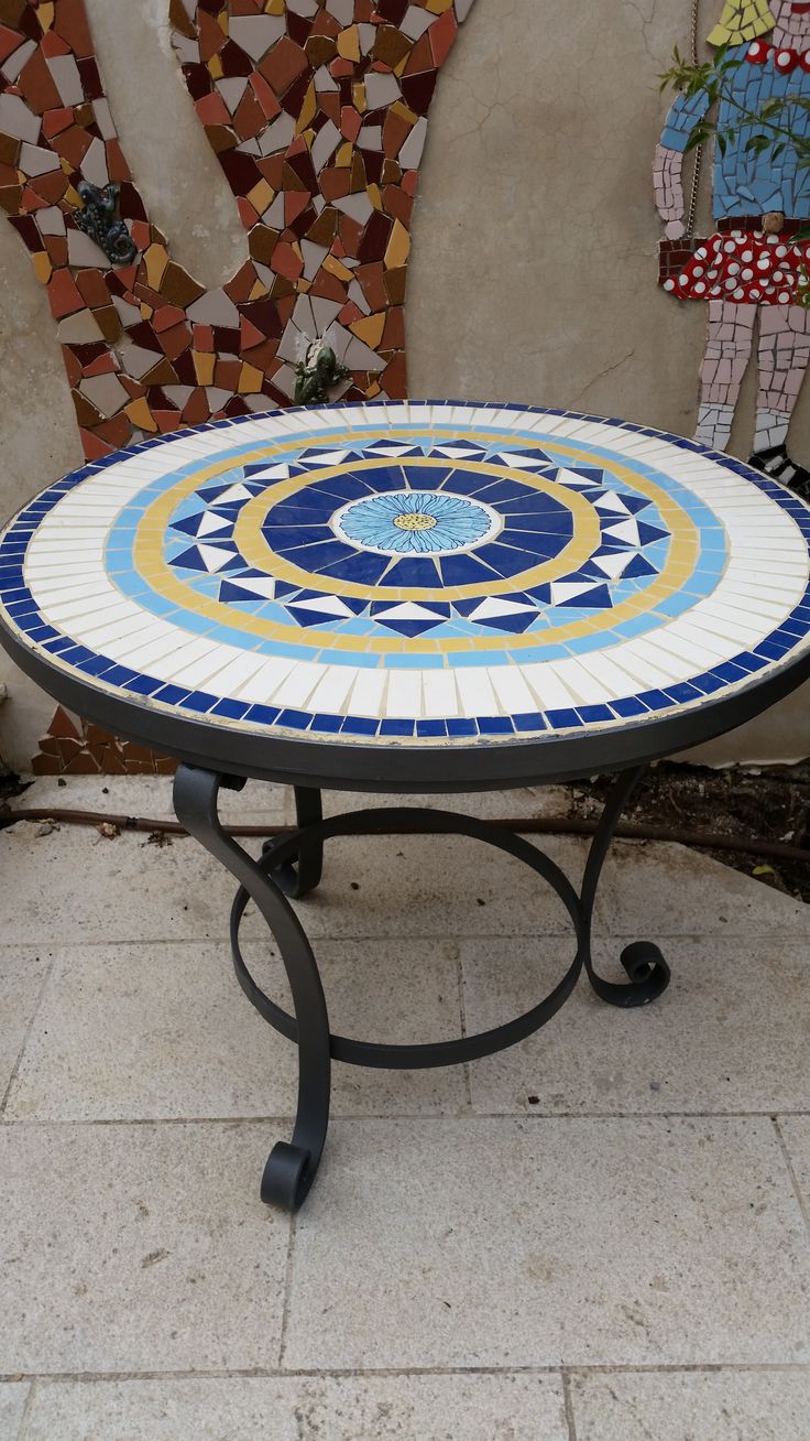 עבודות פסיפס בחצר הסטודיו במבשרת ציון
