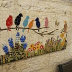 פסיפס קרמיקה „ציפורים על ענף" בהתקנת קבע על קיר אבן