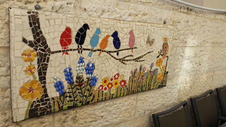 פסיפס קרמיקה „ציפורים על ענף" בהתקנת קבע על קיר אבן
