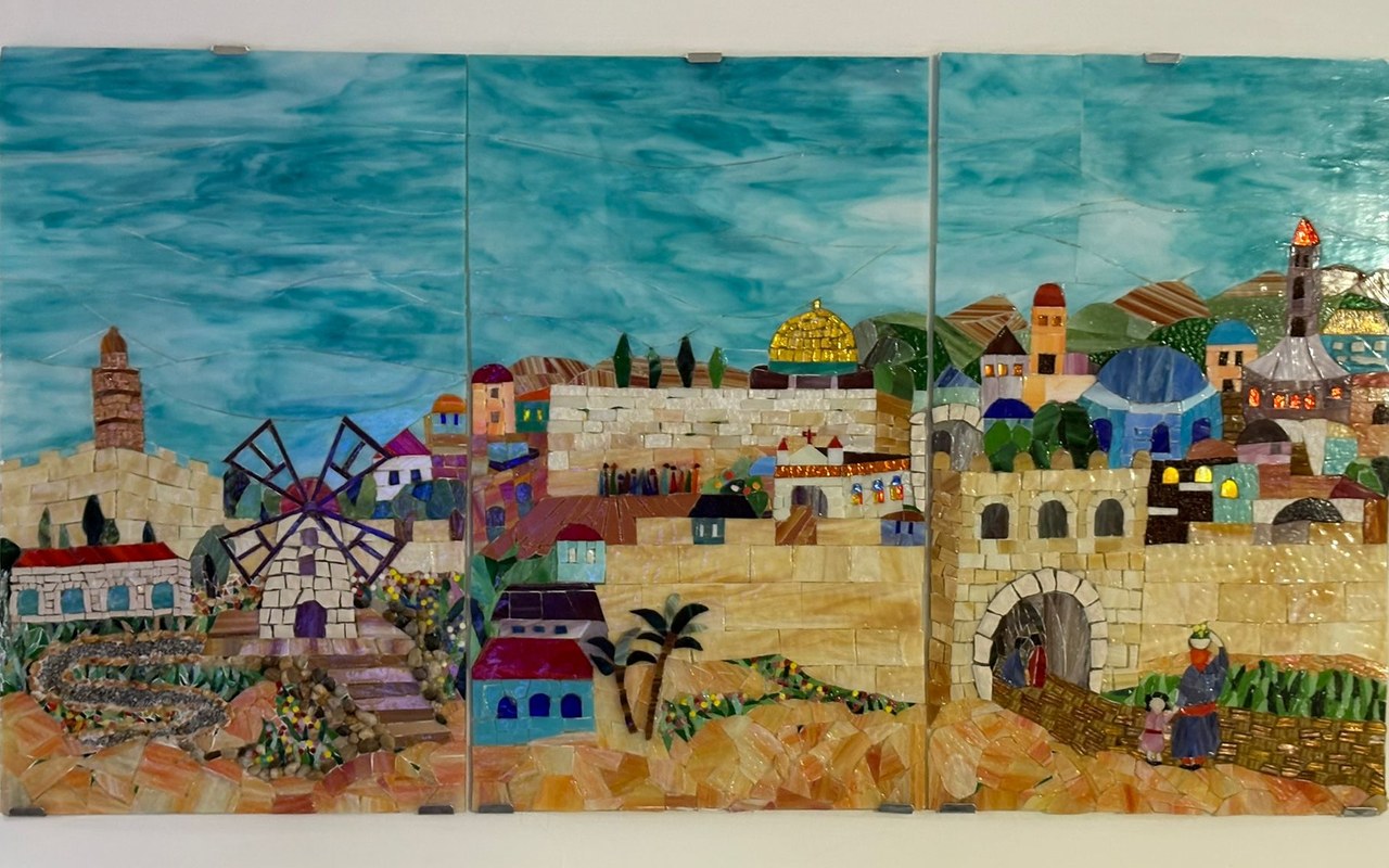 „ירושלים" — טריפטיכון פסיפס זכוכית: חומות העיר העתיקה, טחנת הרוח וכיפת הזהב